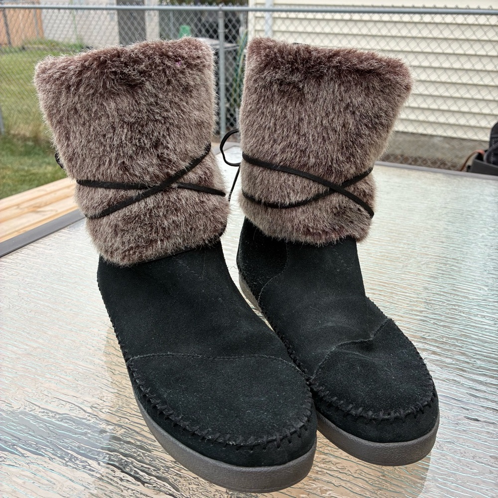 TOMS Nepal Black Suede Brown Faux Hair Mid Calf Winter Boots Size 9.5